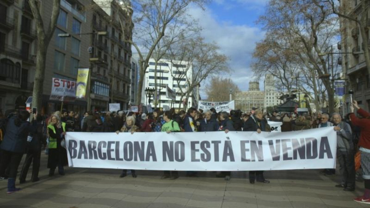 Manifestación en las Ramblas de Barcelona contra la especulación con los alojamientos.