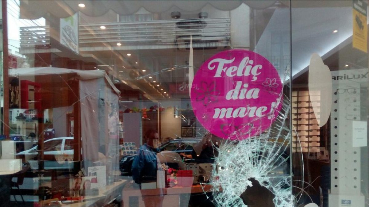 Vista del escaparate roto en una óptica de Pi i Margall.