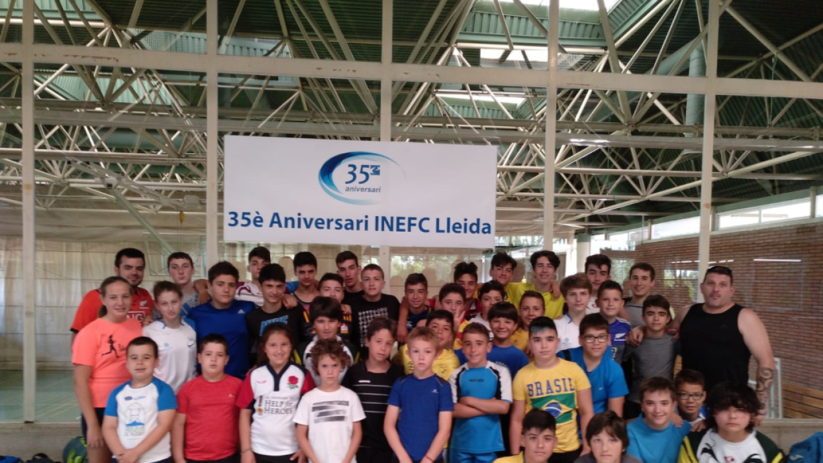 Los participantes en el campus posan junto a los entrenadores de rugby del Club Inef.