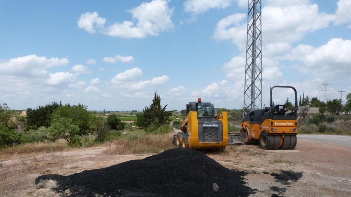 Las máquinas que reparan los baches en Les Borges.