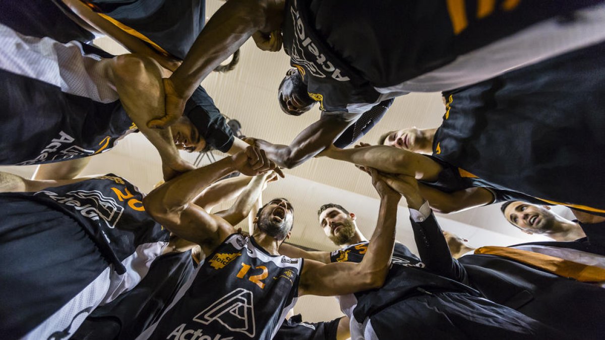Els jugadors de l’Actel Lleida celebren la permanència a la LEB Or al guanyar a Manresa.