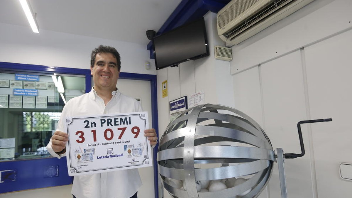David Masip, de Rosa de Ponent, muestra el número premiado.