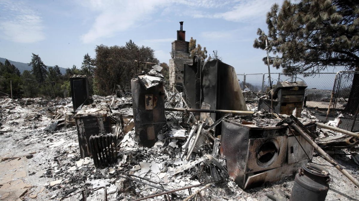 Ascienden a 6 los muertos por los incendios sin control en California