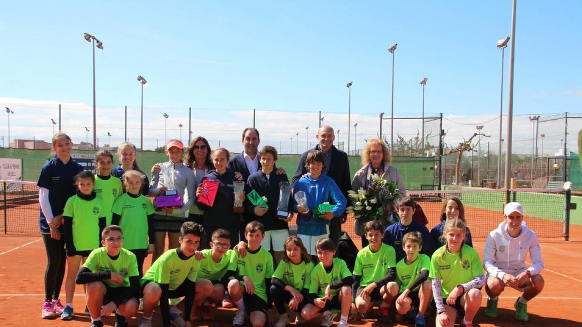 Albert Costa fue el encargado de entregar los trofeos de campeones a Miguel Avendaño y Victòria Jiménez.