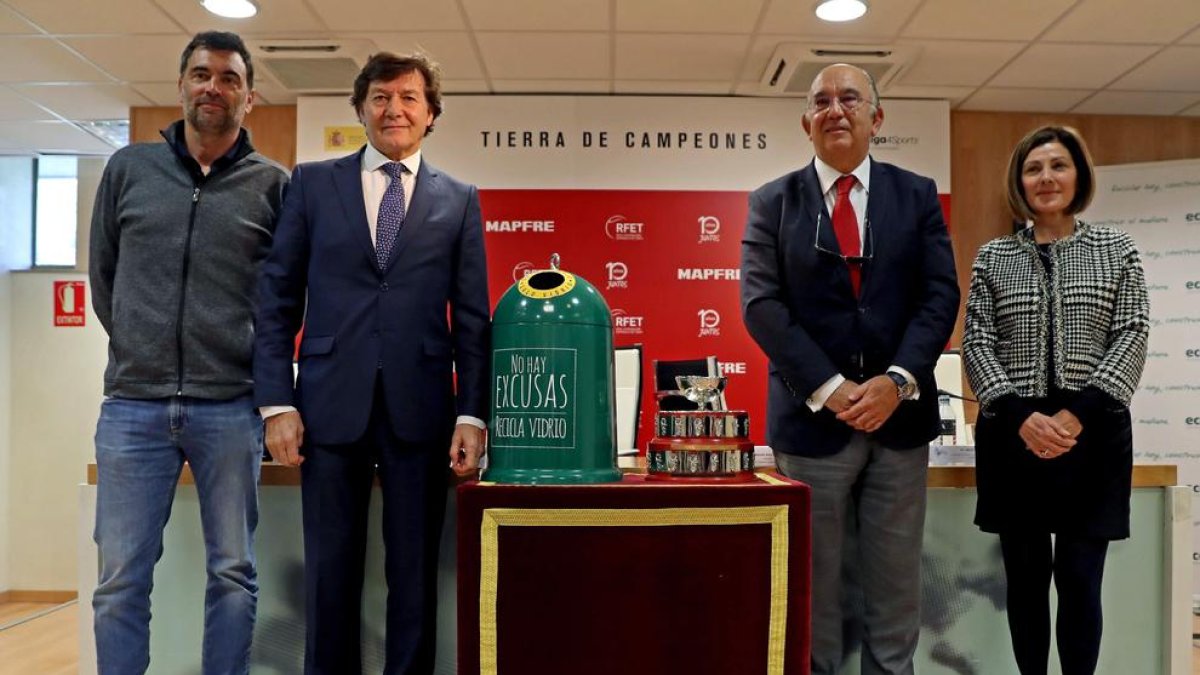 Bruguera, Lete, Díaz Román i la regidora valenciana Maite Girau, ahir durant l’anunci de l’equip.