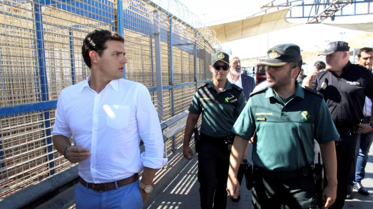 El líder de Ciudadanos, Albert Rivera, ayer, en la valla fronteriza entre Ceuta y Marruecos.