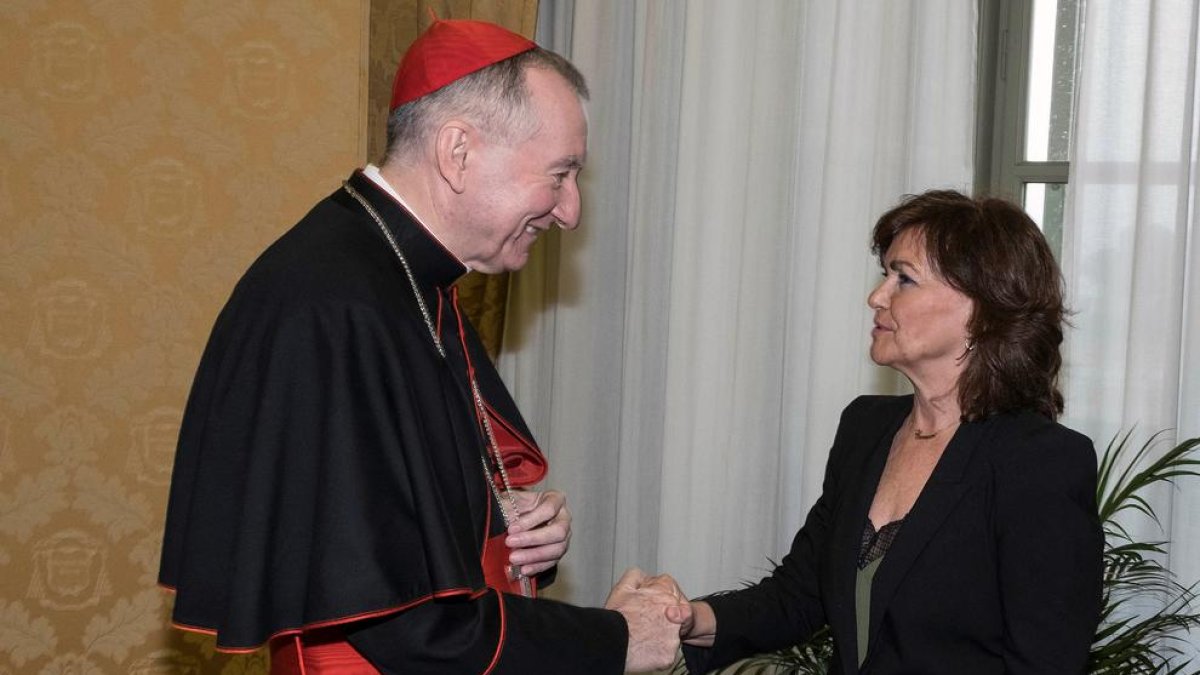El secretario de Estado vaticano, Pietro Parolin con Carmen Calvo.