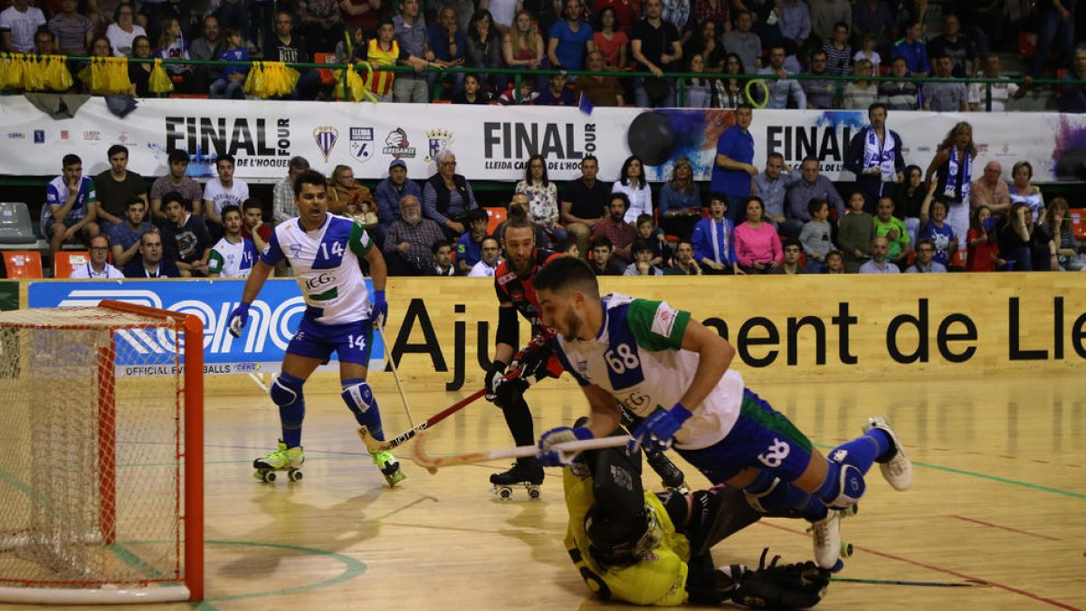 Roberto Di Benedetto cae ante la entrada del portero italiano.