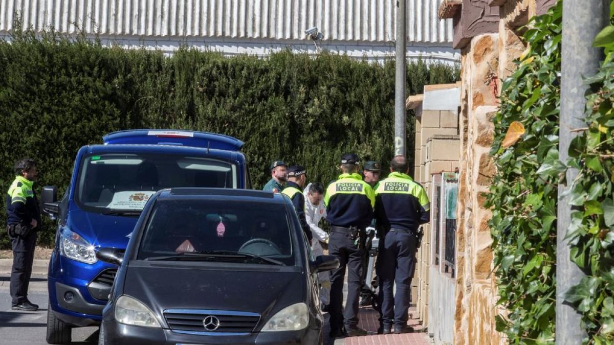 Agentes policiales retiran los cuerpos encontrados en Las Torres de Cotillas, en Murcia.