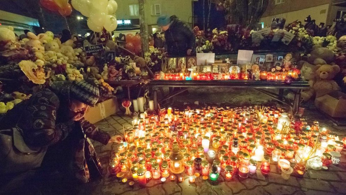 Homenaje a los fallecidos en el incendio del centro comercial.