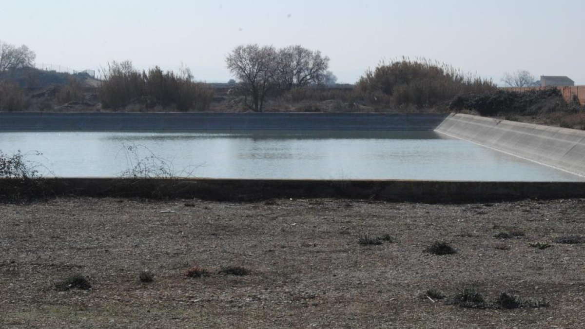 Una de las balsas donde se almacena el agua de boca.