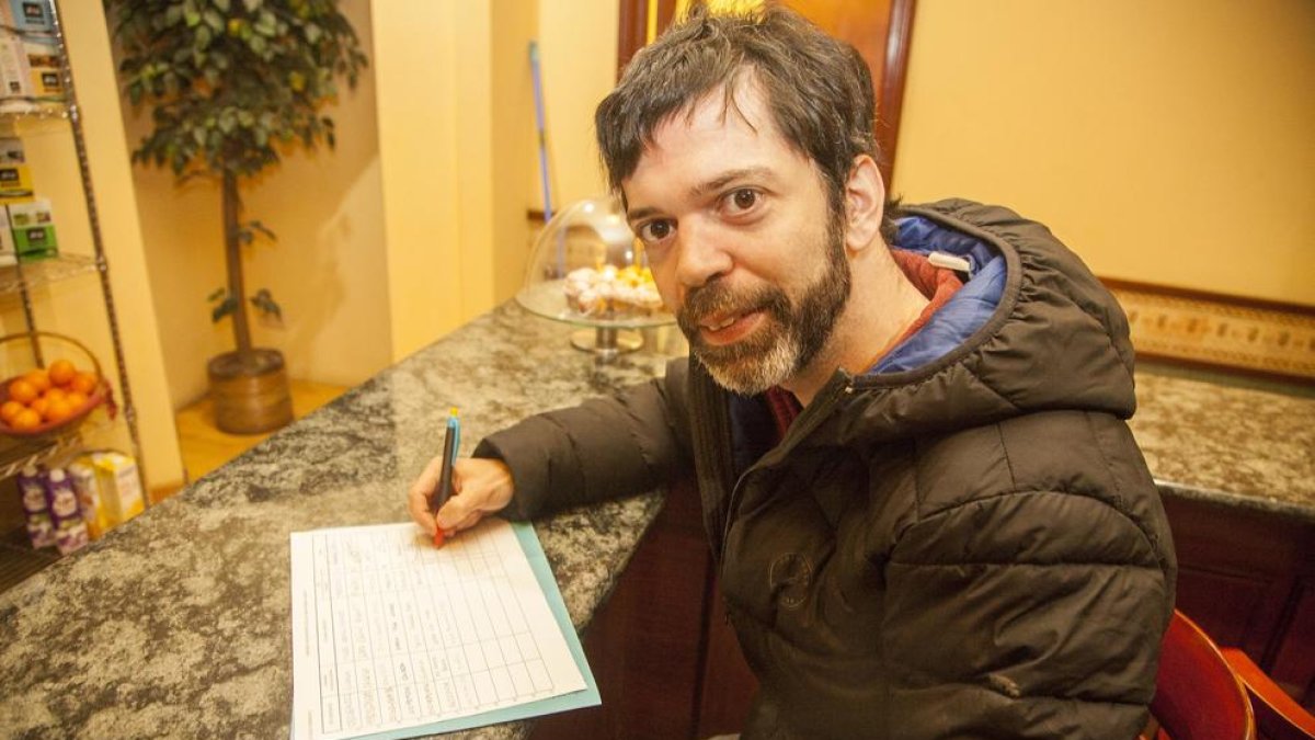 Un vecino de Tàrrega firmando ayer contra los microcortes.