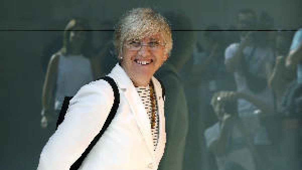 La exconsejera Clara Ponsatí se entrega a la policía en Escocia