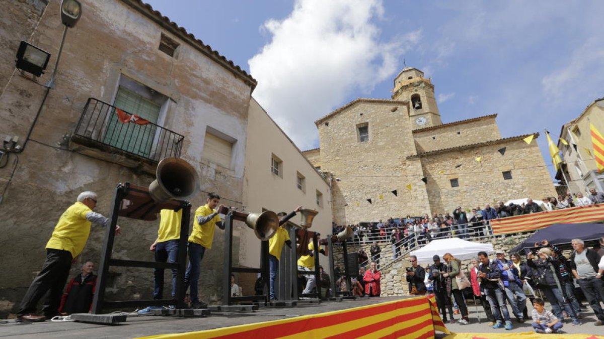 Las campanas doblan en honor a los presos en Os de Balaguer
