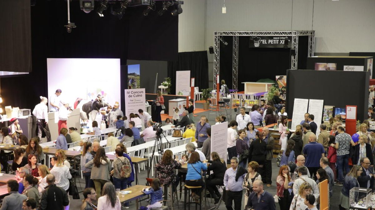 Numeroso público a mediodía en la feria a pesar de la lluvia a lo largo de la jornada.