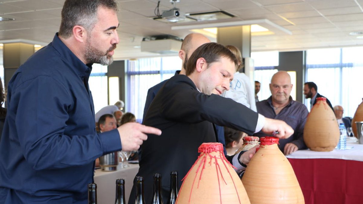 El sumiller Joan Lluís Gómez abre una ánfora lacrada para degustar el vino envejecido bajo el agua.