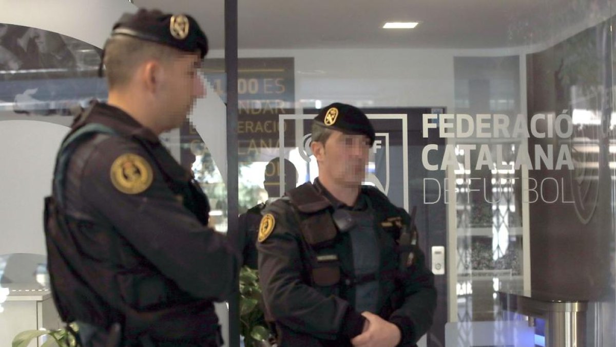 Agentes de la UCO ayer en las puertas de la Federación Catalana mientras se efectuaban  los registros.
