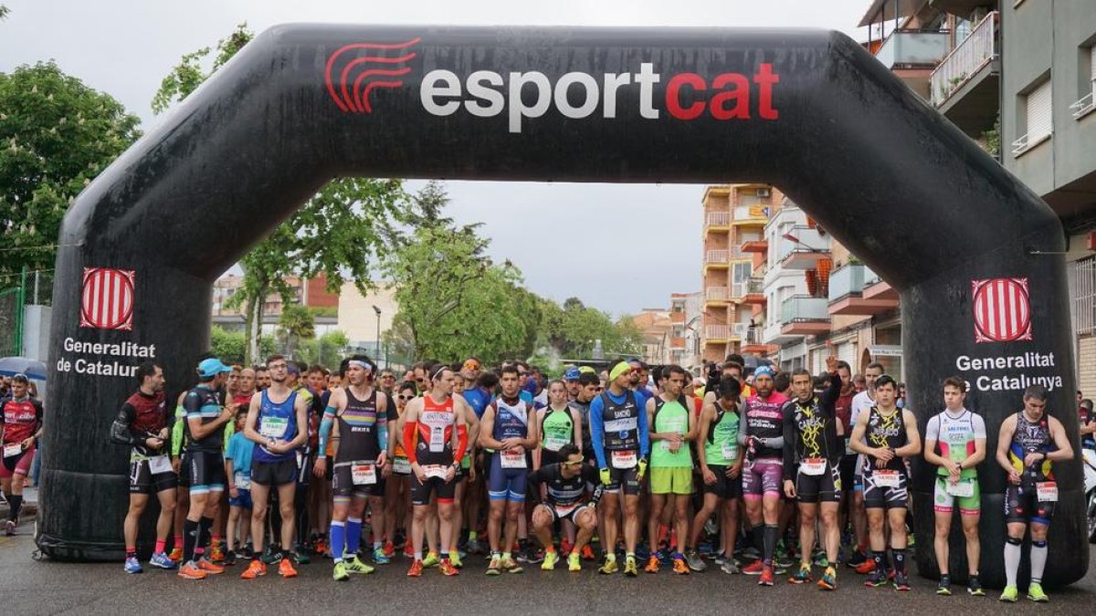 Els atletes es disposen a prendre la sortida de la quarta edició del Duatló de Lleida.