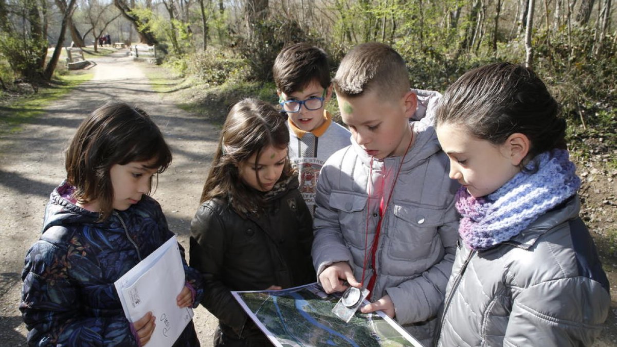 Un grupo de niños consultando un mapa de la Mitjana durante la actividad.