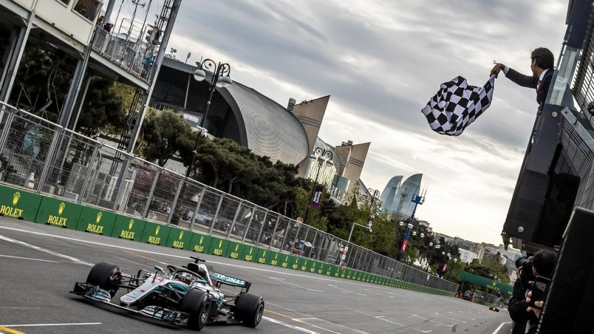 Lewis Hamilton, ahir en el moment en què creuava la meta com a vencedor del Gran Premi de l’Azerbaidjan.