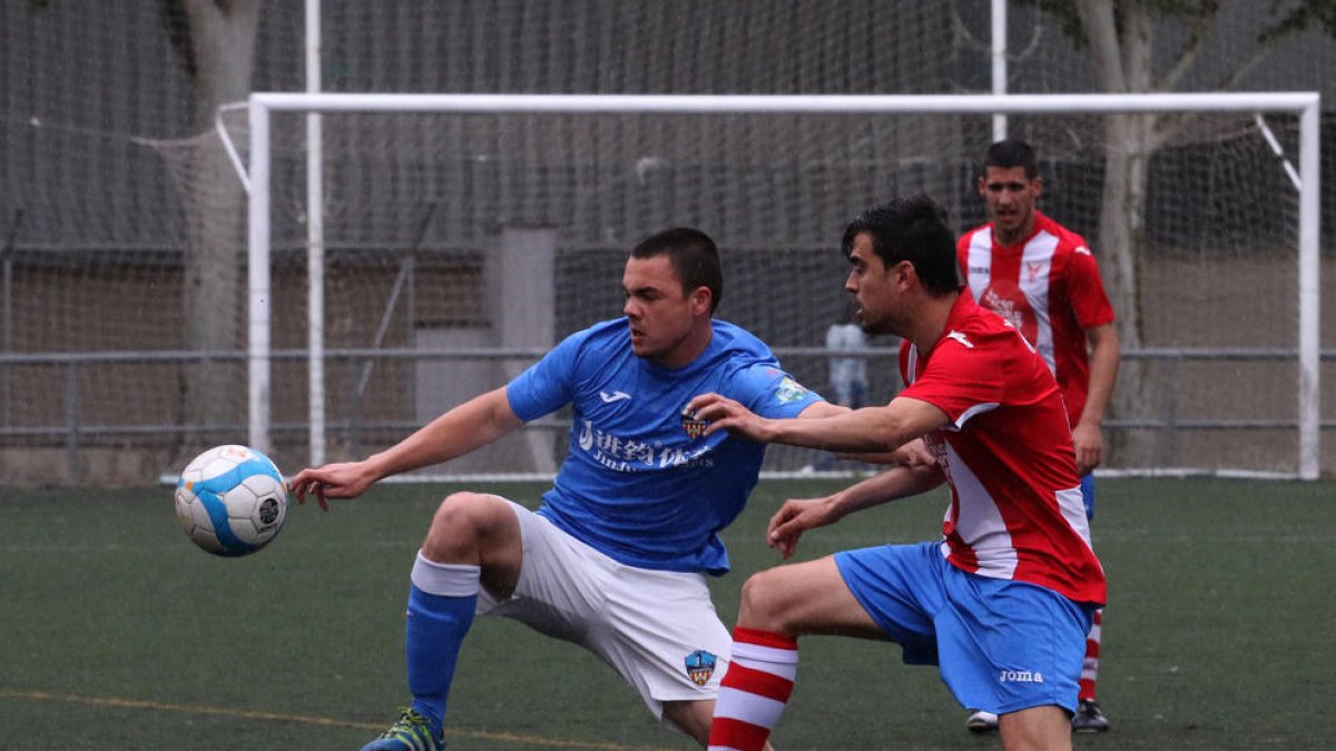 Mario Peco prova de controlar una pilota davant de la pressió d’un rival, ahir durant el partit.