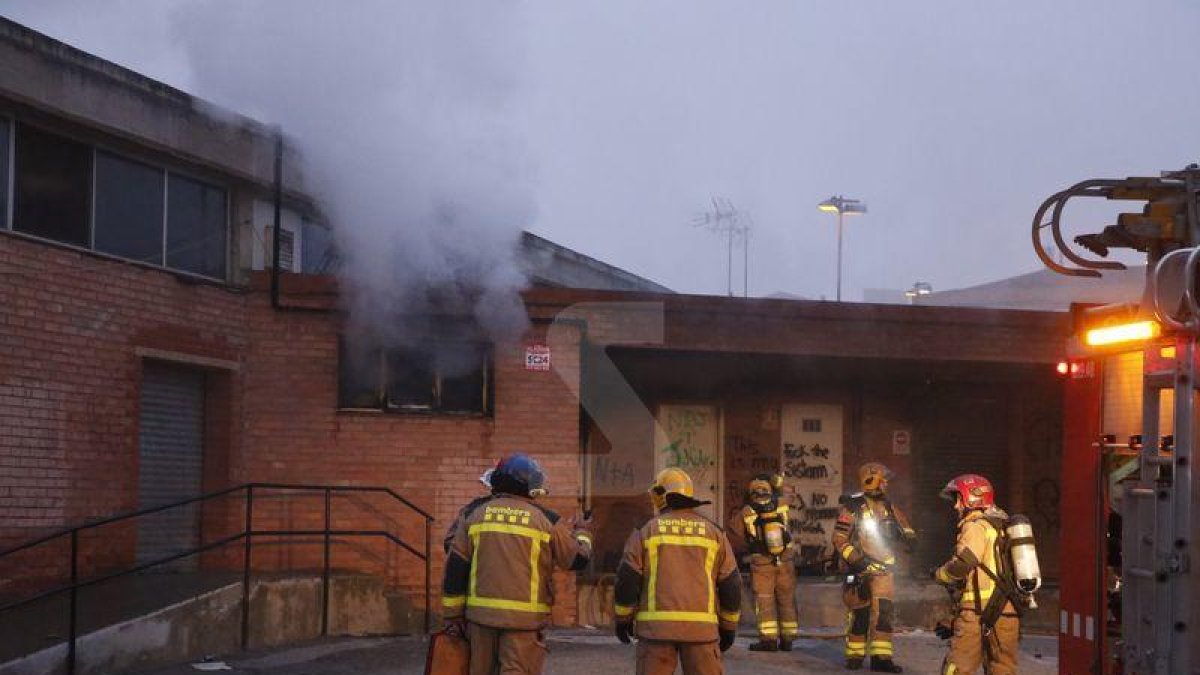 Un petit incendi crema un magatzem del mercat de Balàfia
