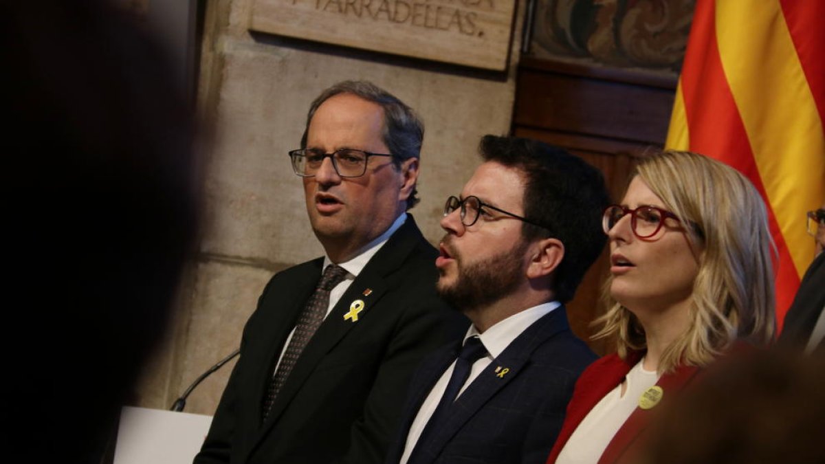 Escenas de la proclamación del Consell per la República ayer en la Generalitat, donde asistieron ediles leridanos (arriba, en la derecha).