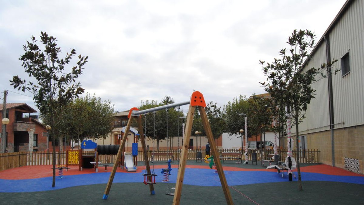 La renovada plaça Catalunya de Golmés.