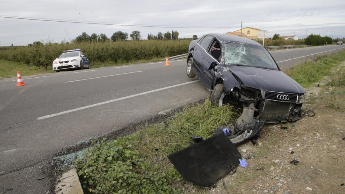 Imatge del cotxe després de l’accident, al quilòmetre 148 de la C-12.