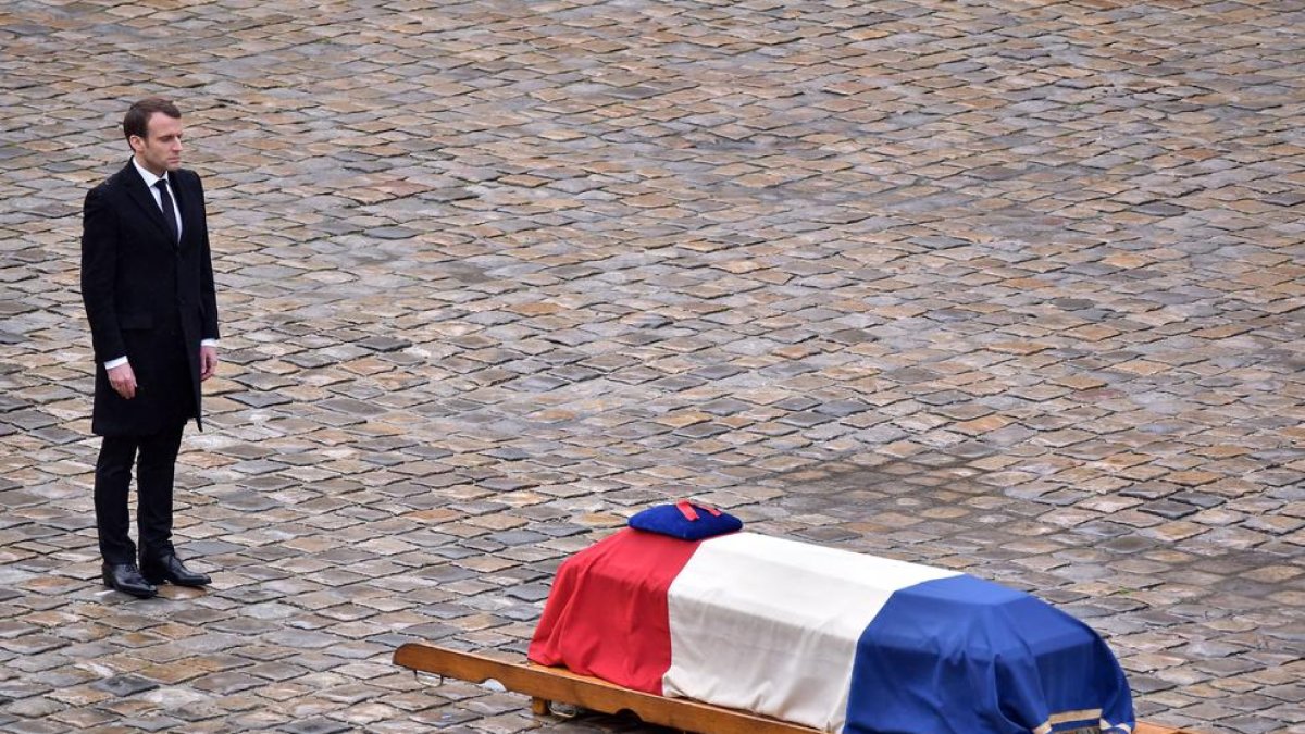 Emmanuel Macron davant del fèretre del gendarme que va morir per l’atemptat a Trèbes.