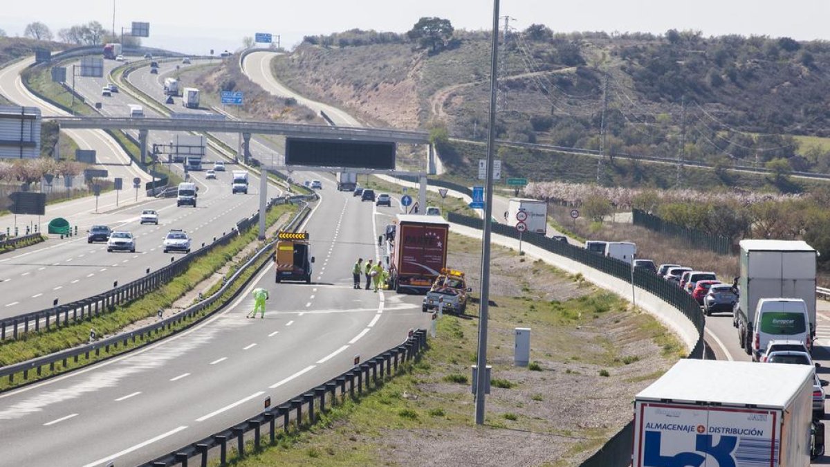La pèrdua de gasoil d’un camió va provocar ahir cues a l’A-2.