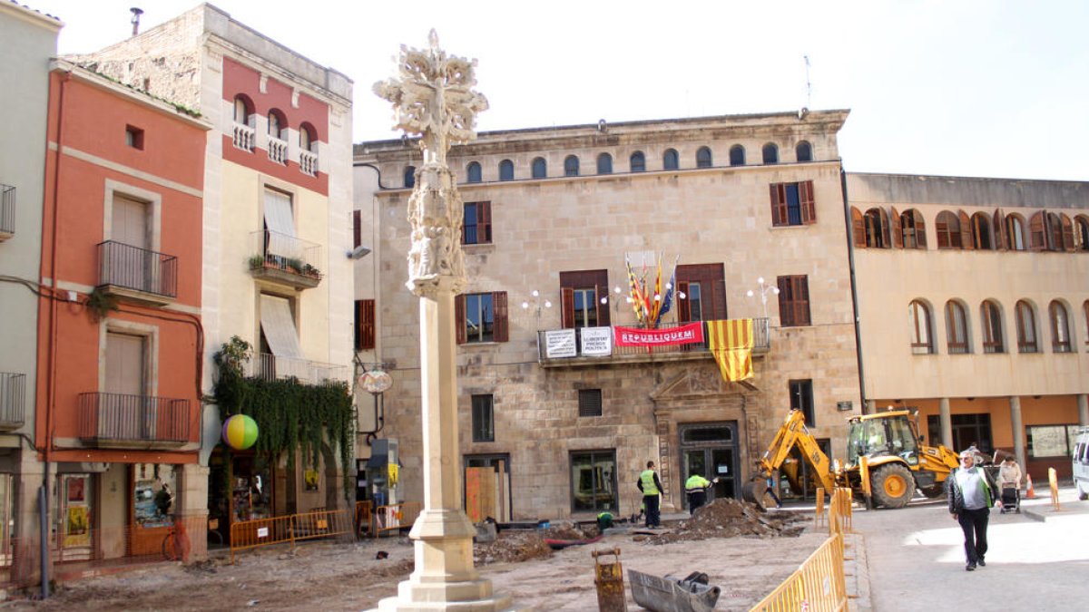 La cruz de término de Tàrrega en la plaza Major, ahora en obras.