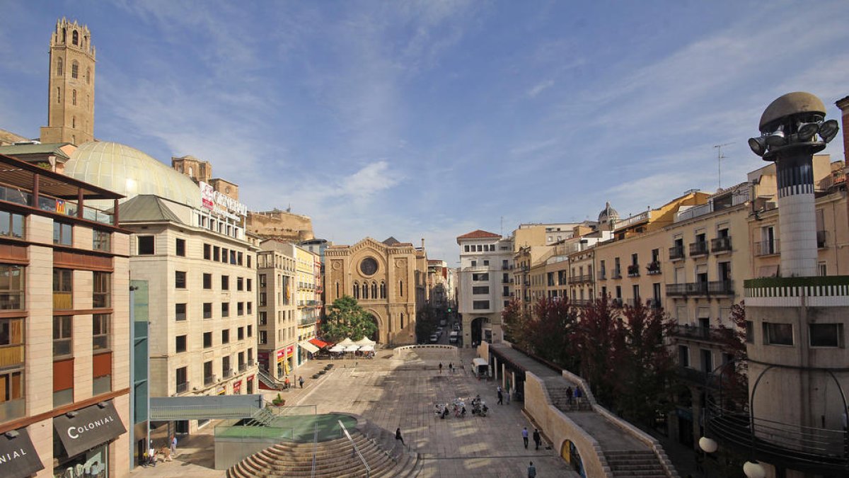 El hombre abordó a varias personas en la plaza Sant Joan.