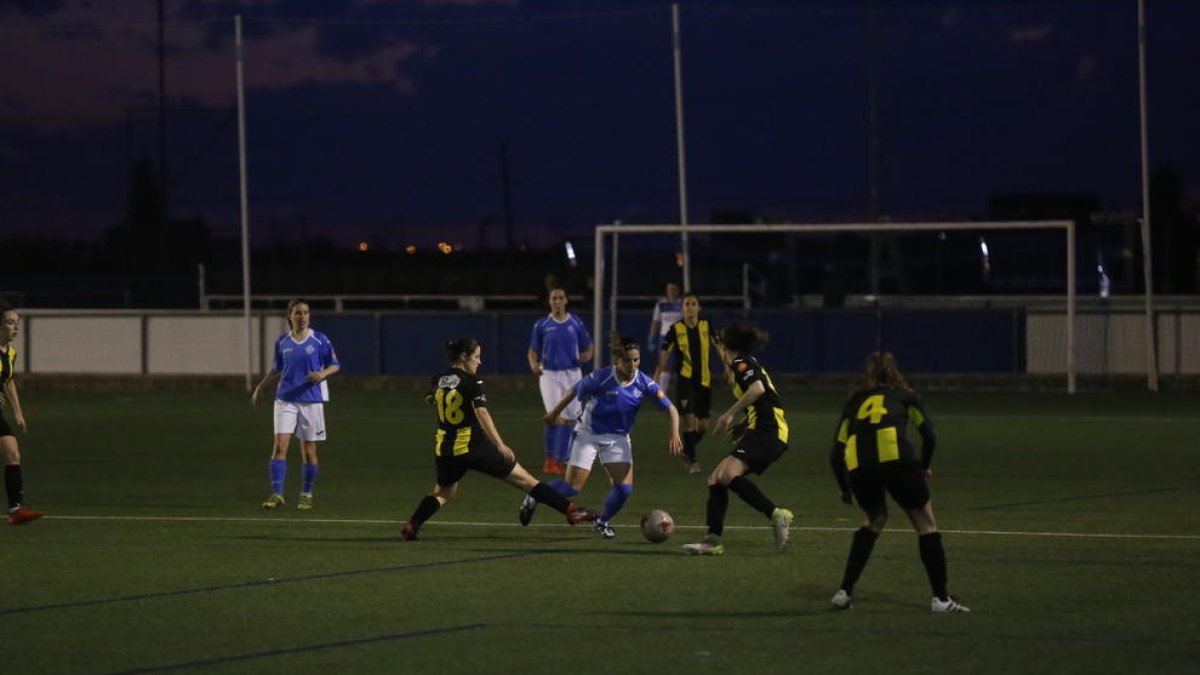 El AEM intentó mantener el control del balón ante un Pardinyes que siempre plantó cara.