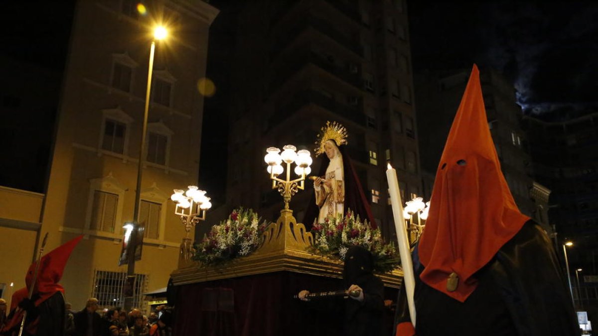 Un penitent custodia un dels passos.