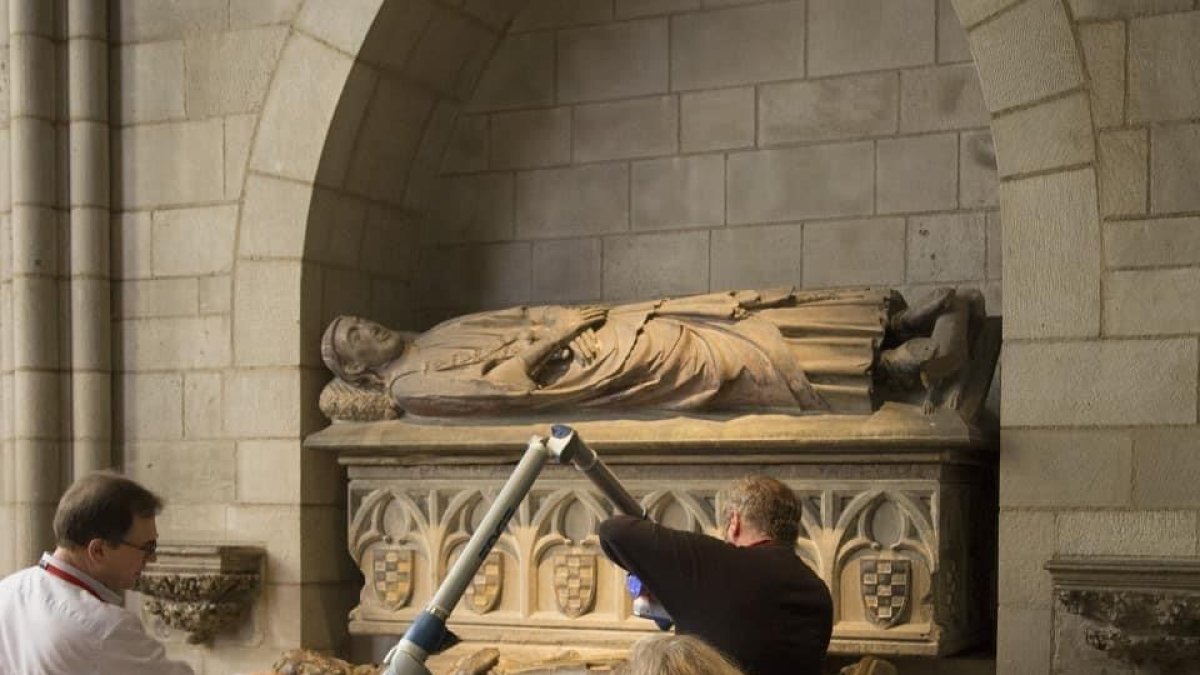 Labor de digitalización en los sepulcros de Àlvar I y Cecília de Foix.