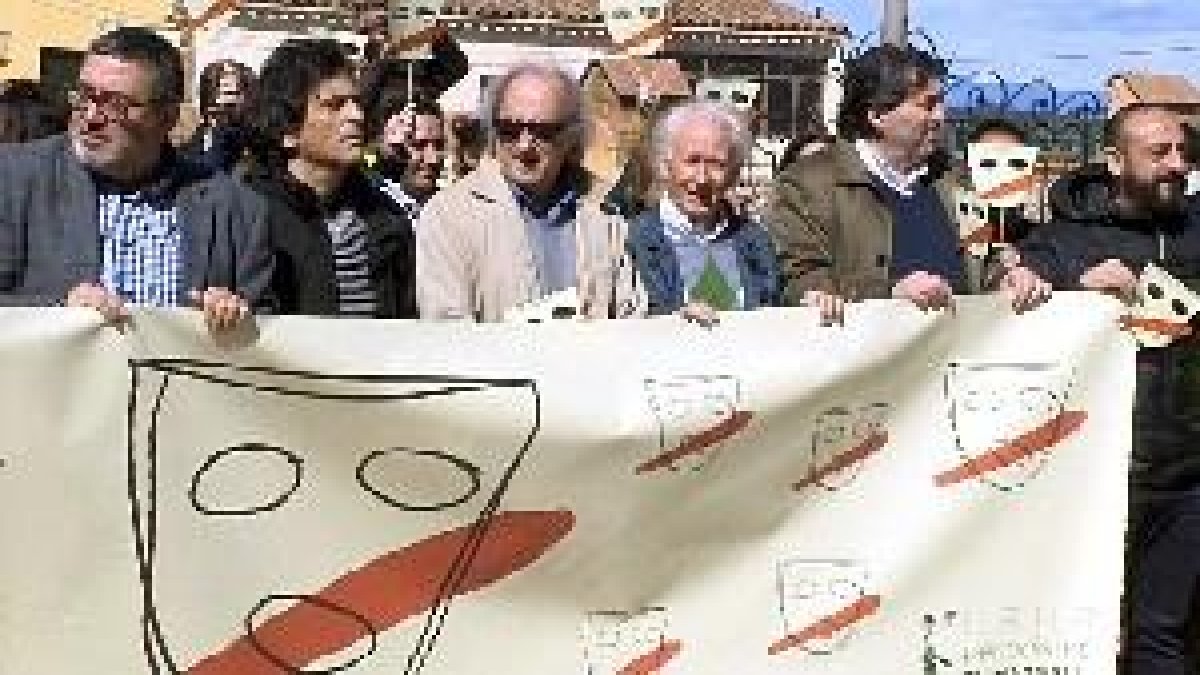 Boadella encabeza una manifestación contra el nacionalismo en su pueblo de Girona
