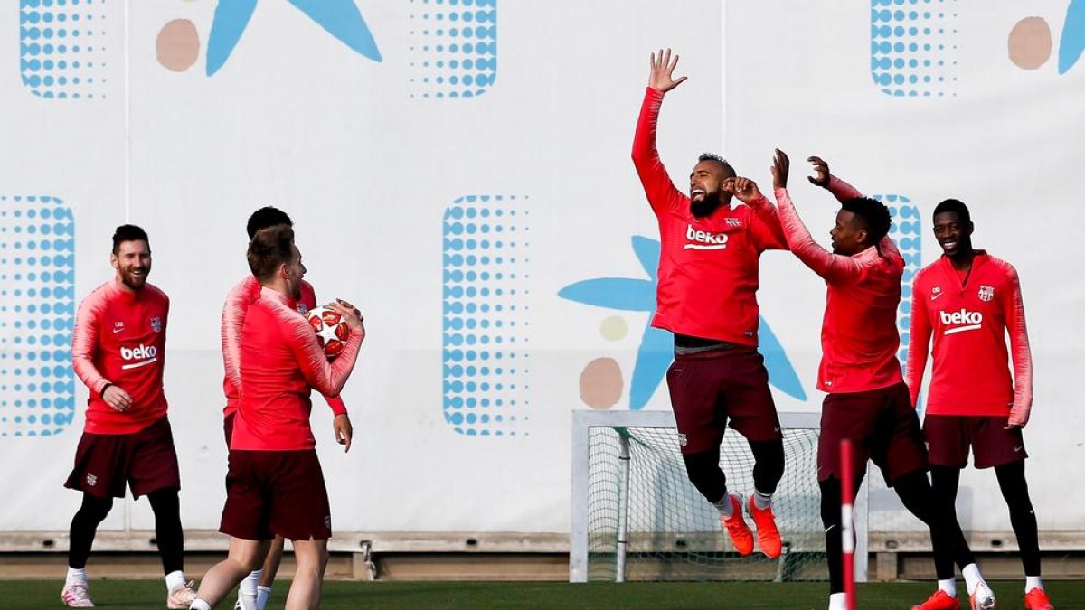Els jugadors barcelonistes es van entrenar ahir per preparar el partit davant del Liverpool.
