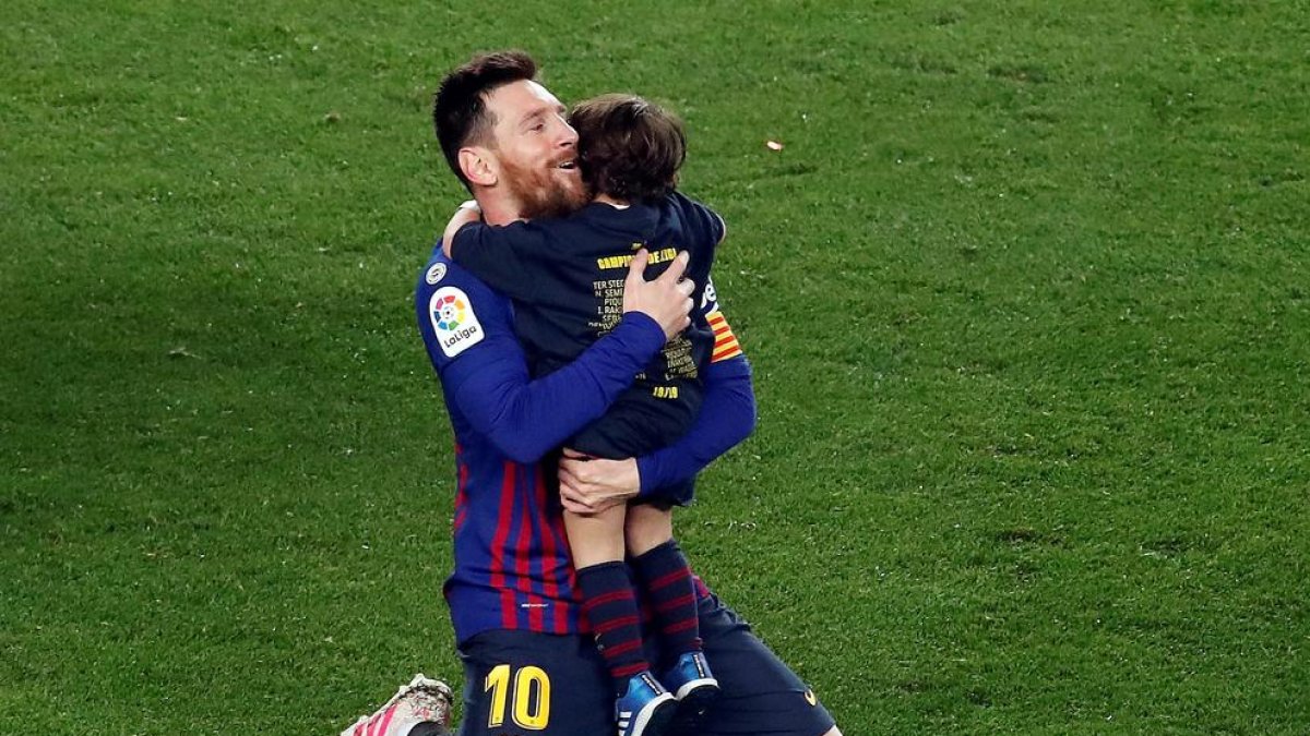 Messi, con uno de sus hijos, el pasado sábado celebrando el título de Liga en el césped del Camp Nou.