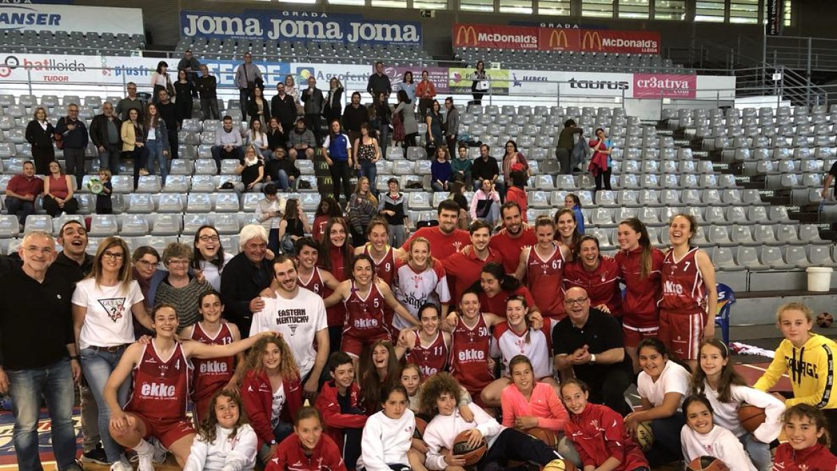 Jugadores, tècnics i directius del CB Lleida van celebrar la classificació diumenge passat al Barris Nord.