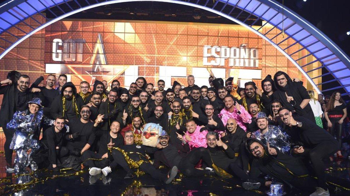 Los componentes de La Murga Zeta Zetas celebran su triunfo en el escenario.