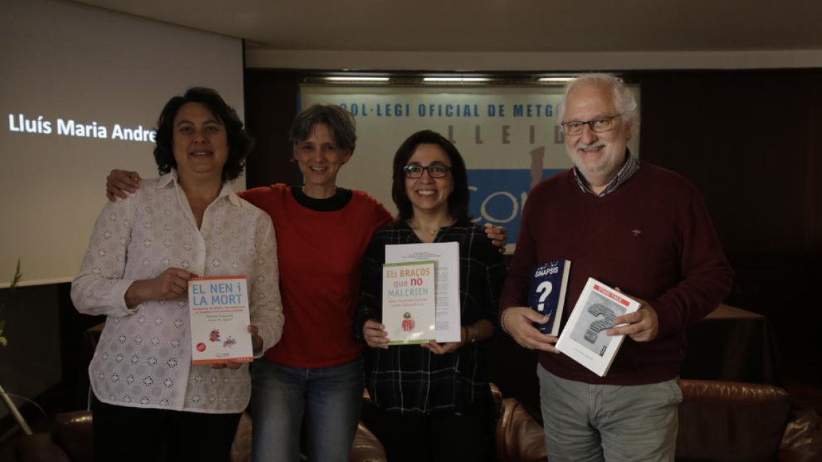 Els autors, ahir a la presentació al Col·legi de Metges.
