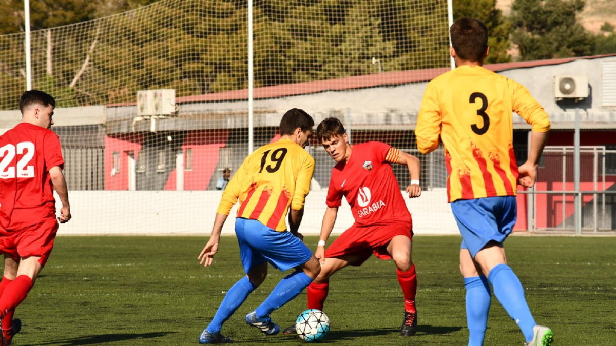 Estany condueix la pilota davant de la pressió del capità de l’Alpicat.