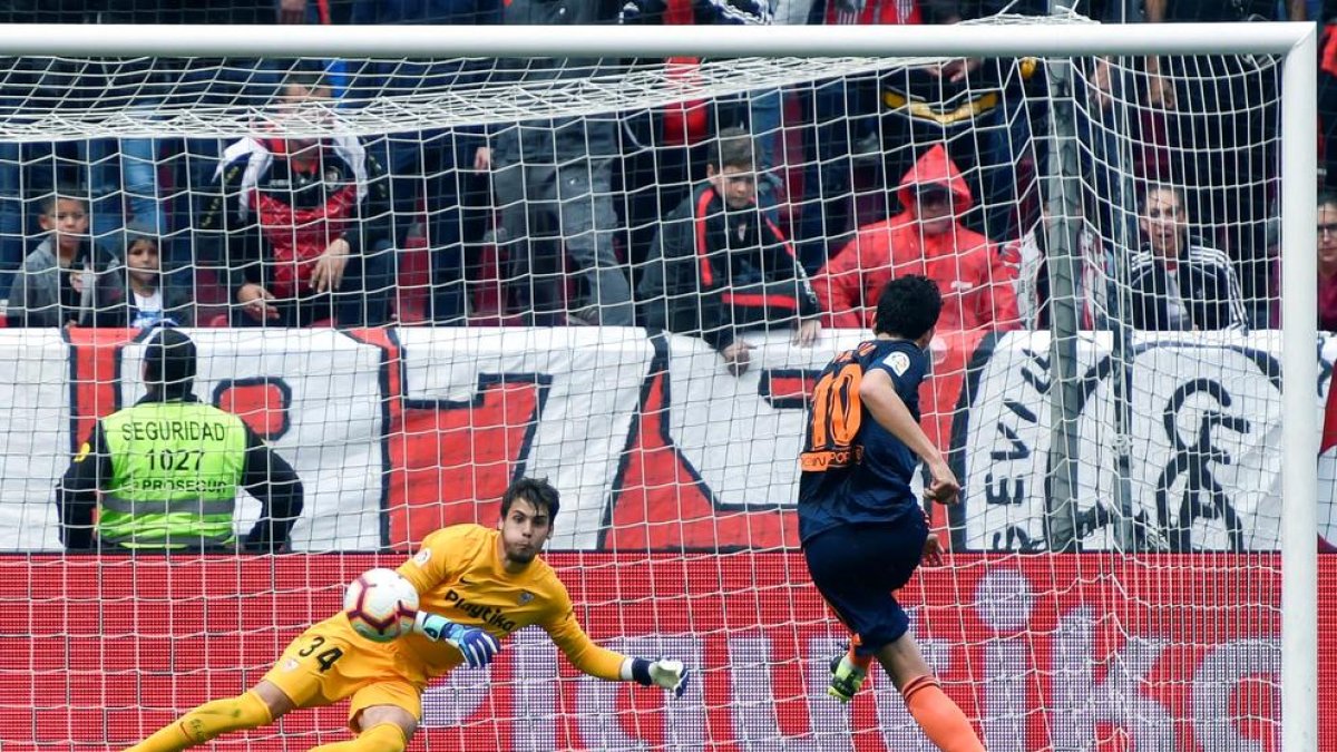 Parejo bate desde el punto de penalti a Javi Díaz, portero del filial sevillista, ayer en el Sánchez Pizjuán.