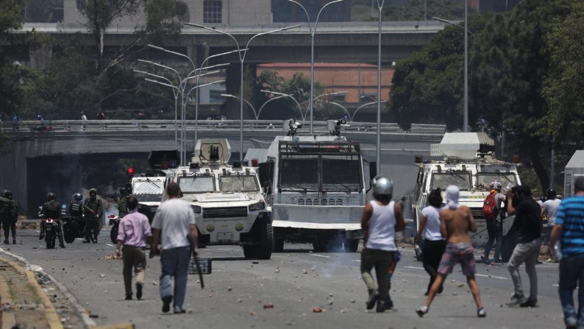 Simpatizantes de Guaidó se enfrentan a las fuerzas venezolanas a las afueras de la capital venzolana.