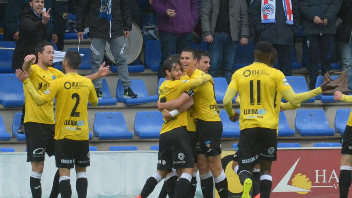 Els jugadors del Lleida celebren el gol de Juanto al cap de pocs minuts de començar el partit, però que tampoc va servir per guanyar.