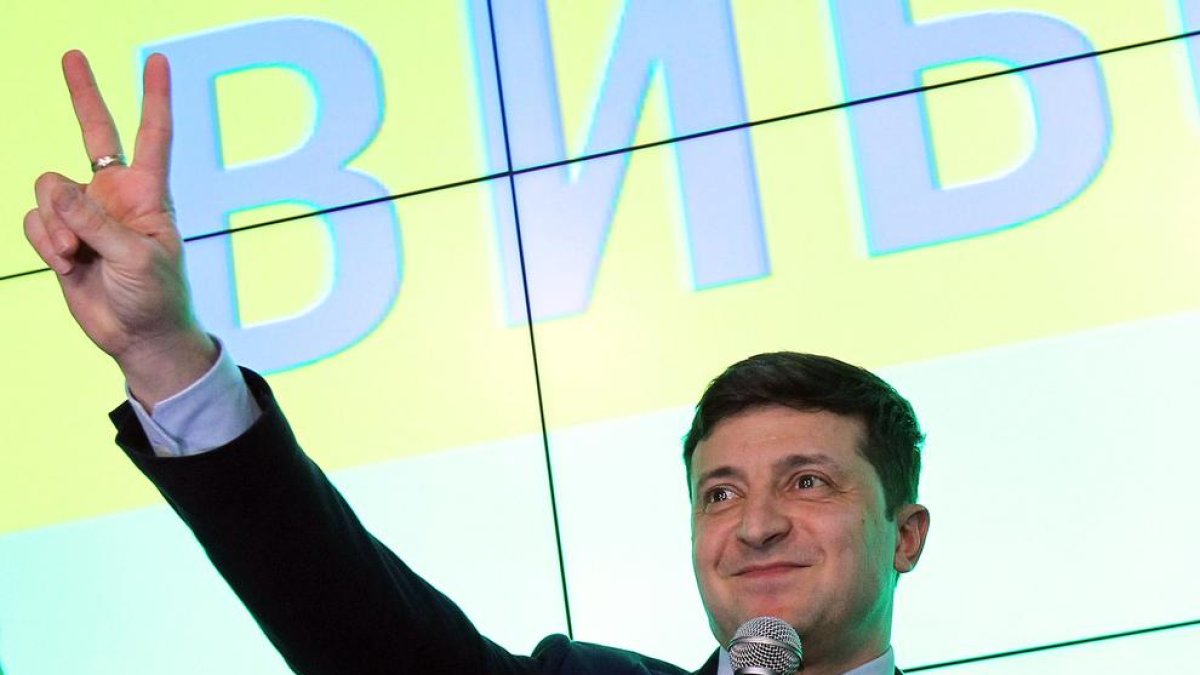 Zelenski se dirige a sus seguidores después de votar, ayer.