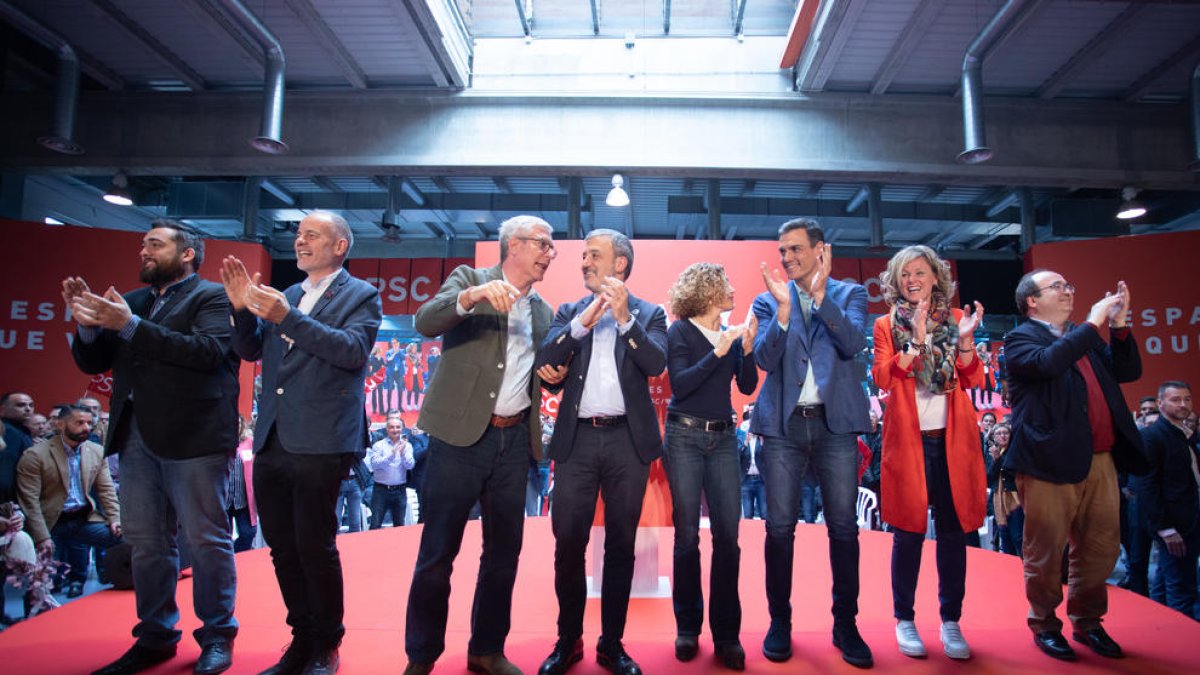 Pedro Sánchez, entre Meritxell Batet i la lleidatana Montse Mínguez, amb Iceta a la dreta de la imatge.