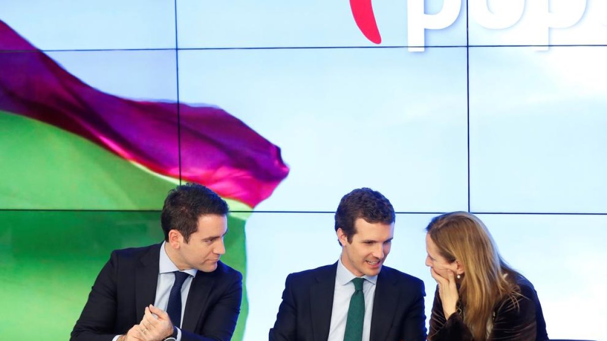 Casado conversa con Teodoro García-Egea y Marta González en el Comité Ejecutivo Nacional del PP.