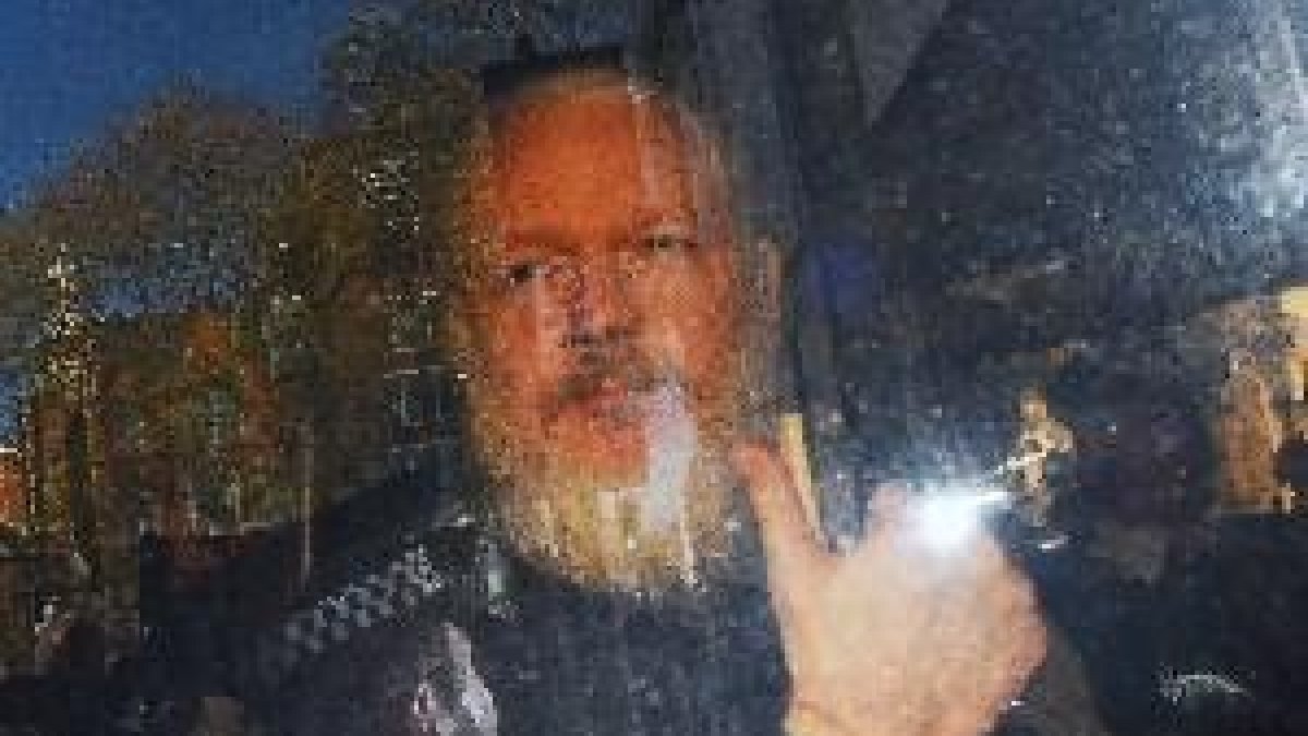 Julian Assange, condenado a 50 semanas de cárcel por un tribunal londinense